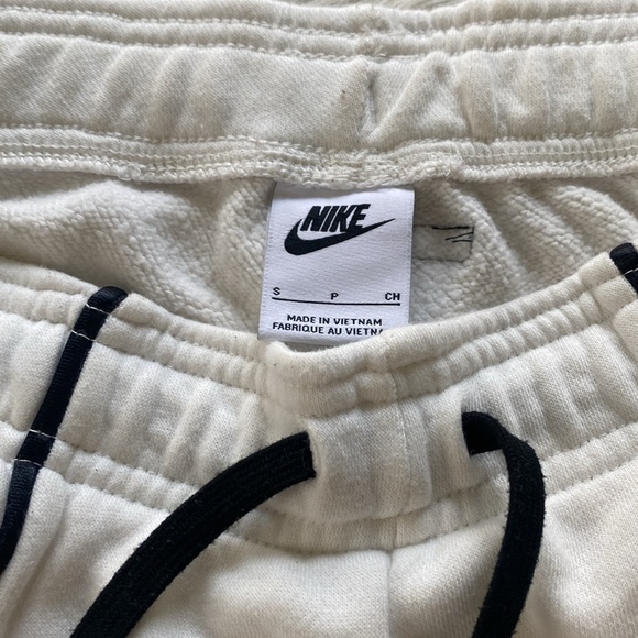 Women’s Nike Air jogger sweatpants , white with black stripe down the side. - Picture 6 of 8